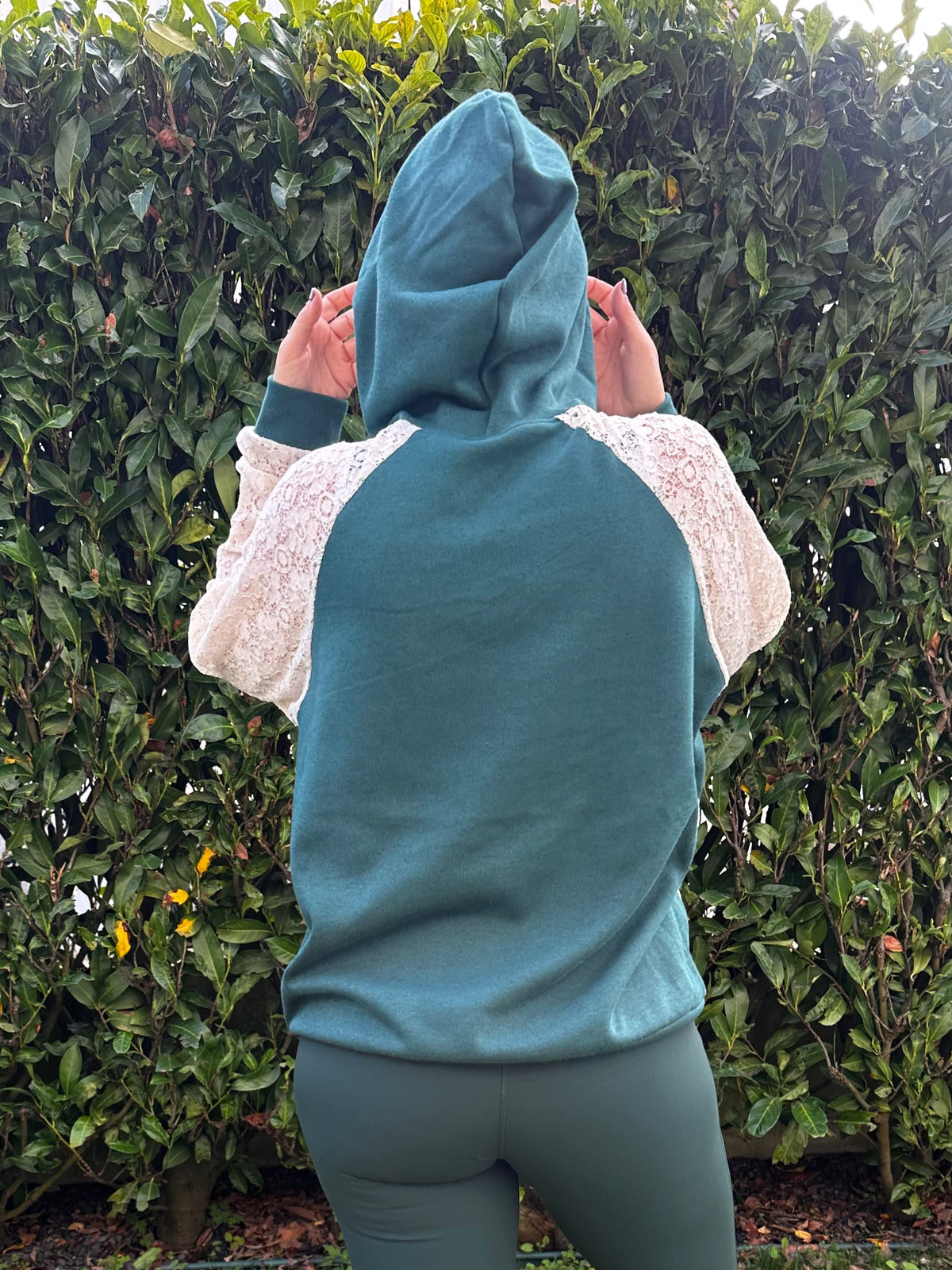 Sweatshirt com capuz verde rendada