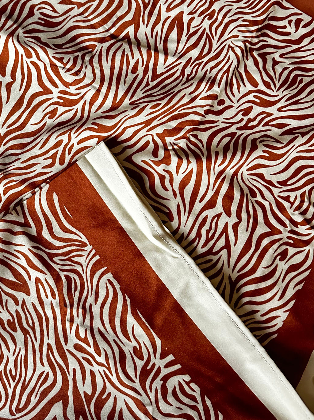 Páreo/Canga animal print castanho e branco