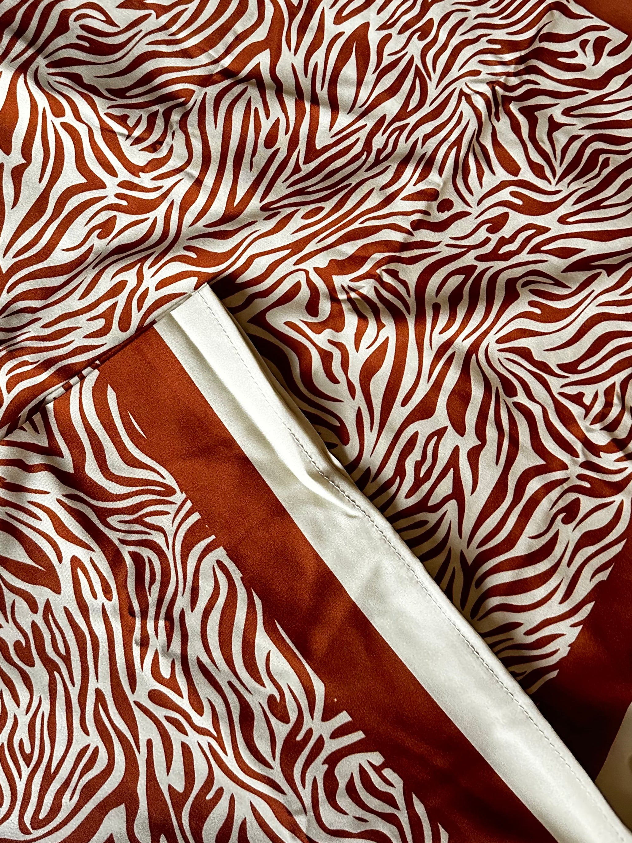 Páreo/Canga animal print castanho e branco