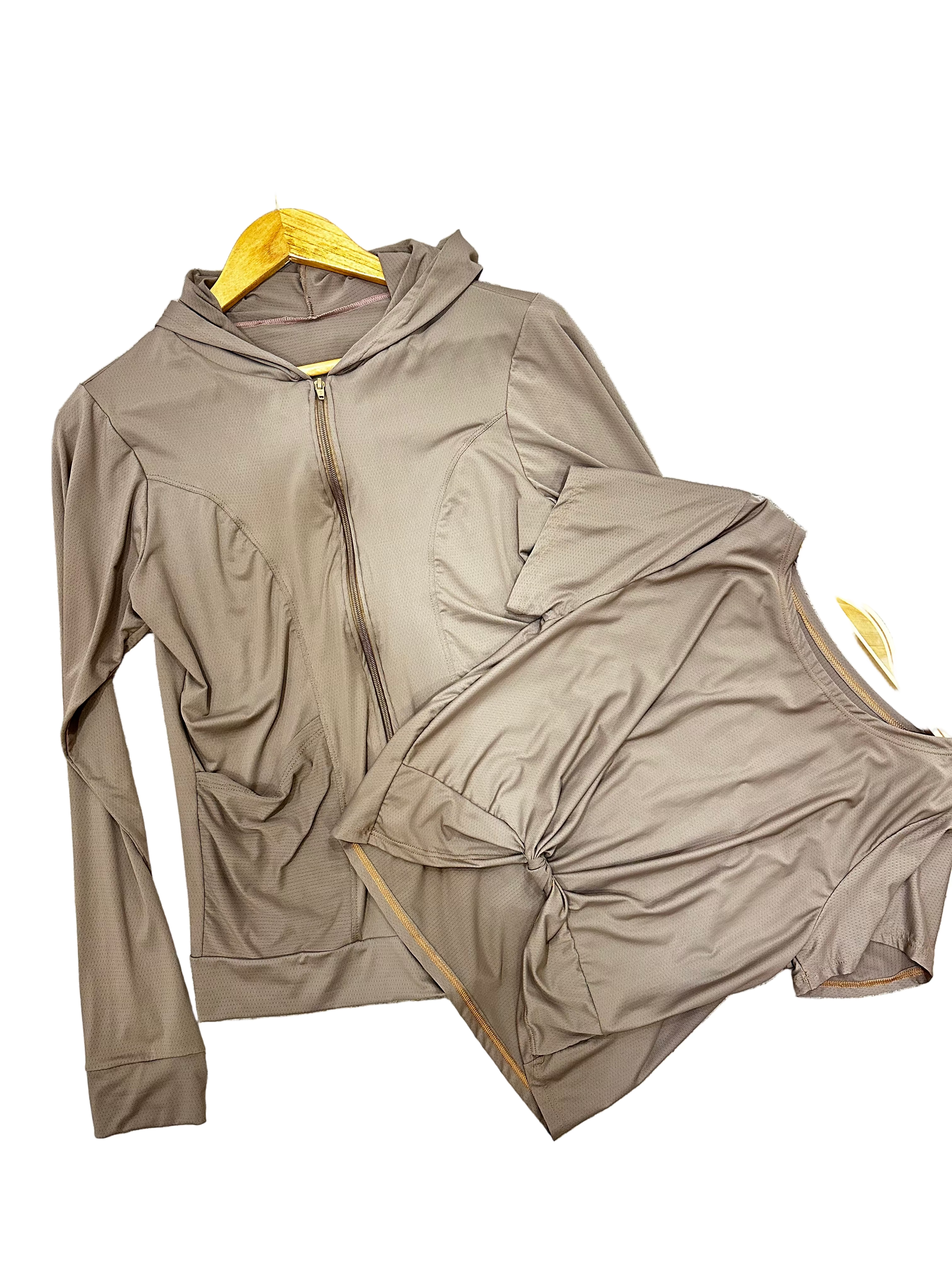 Casaco com capuz bege