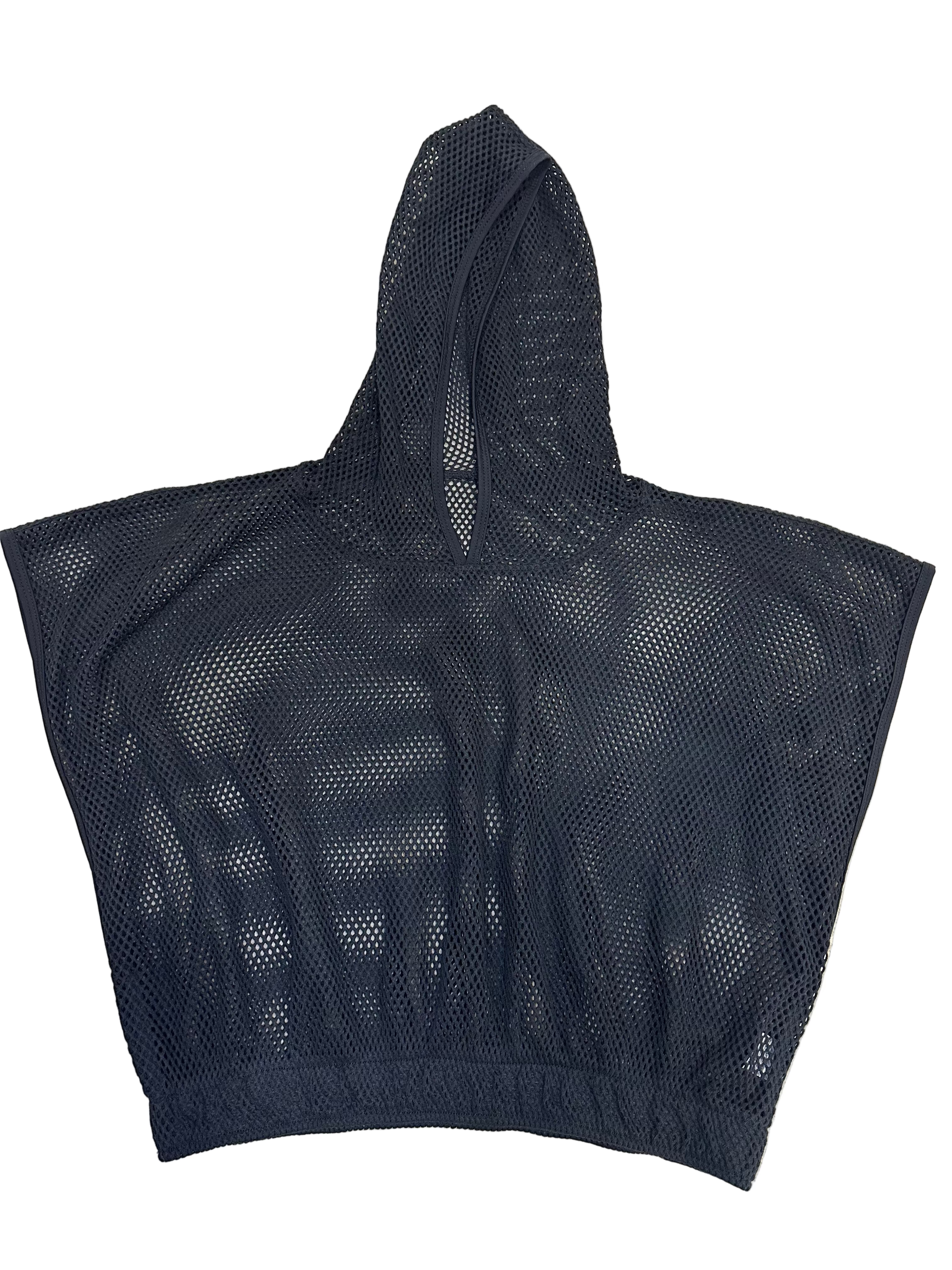 Regata perfurada com capuz preta