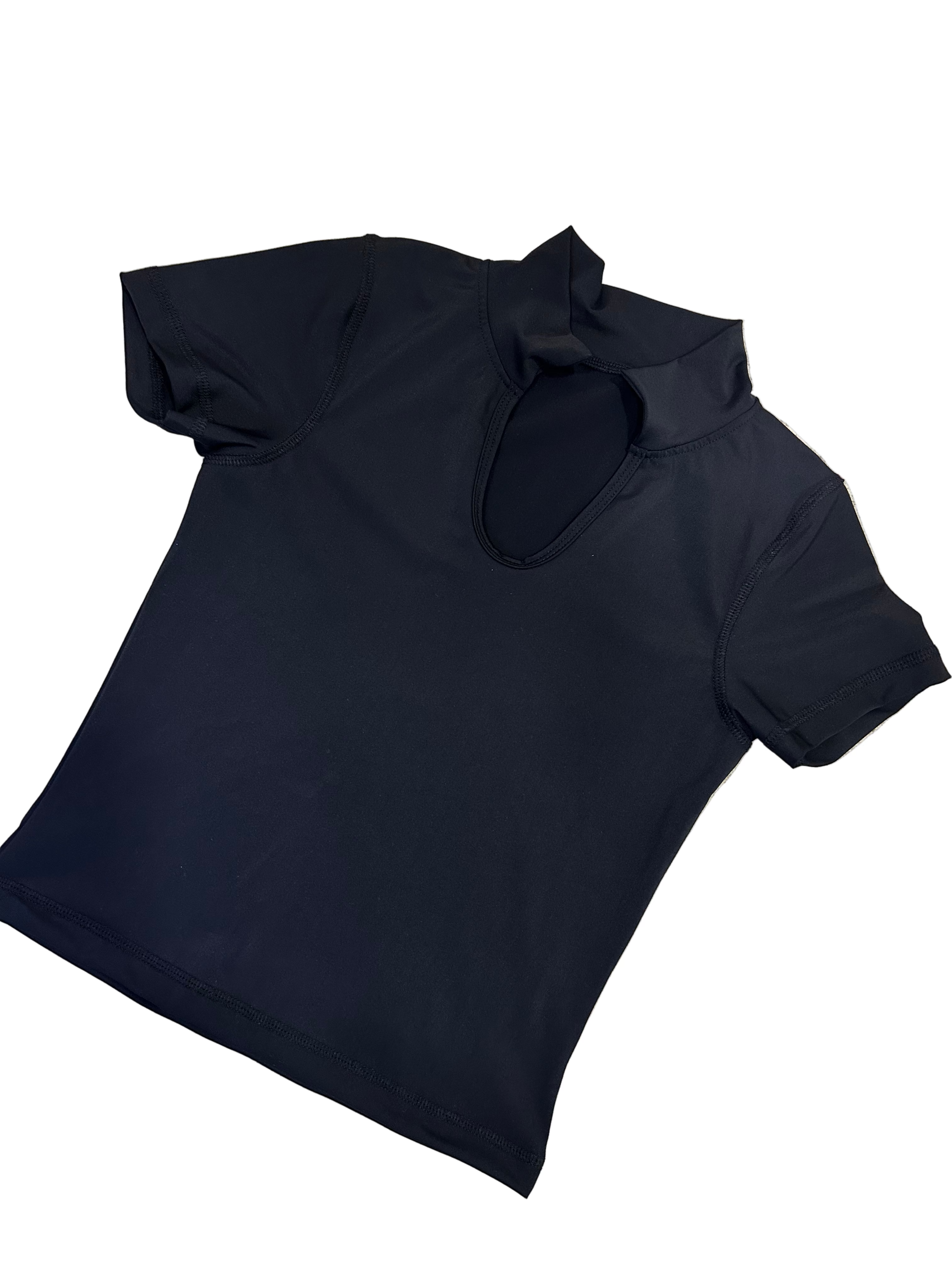 T-shirt preta com decote em V e gola.