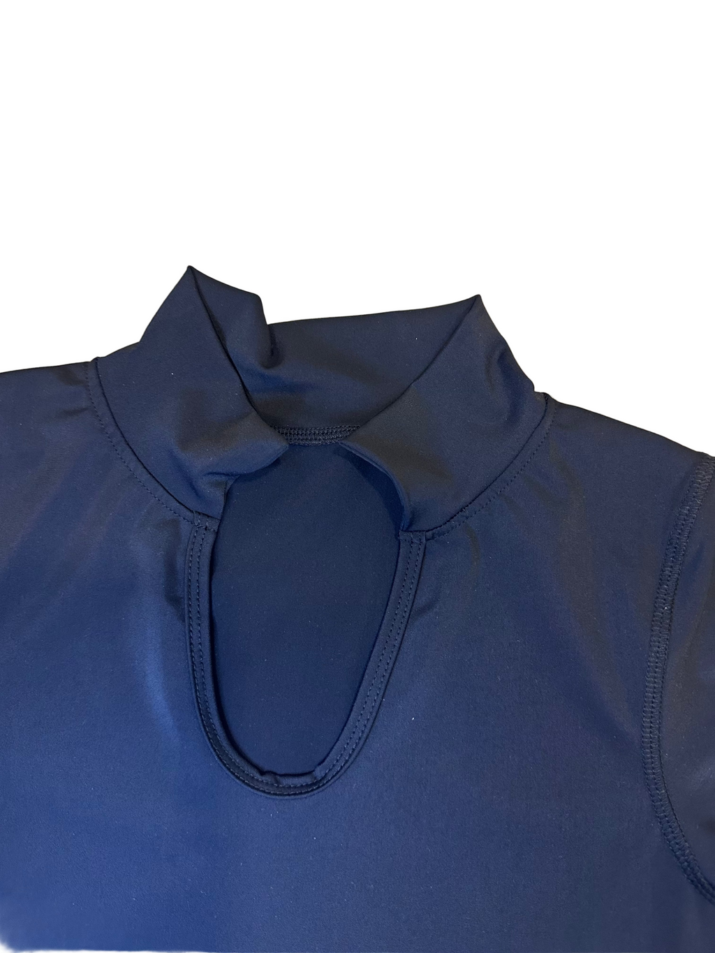 T-shirt preta com decote em V e gola.