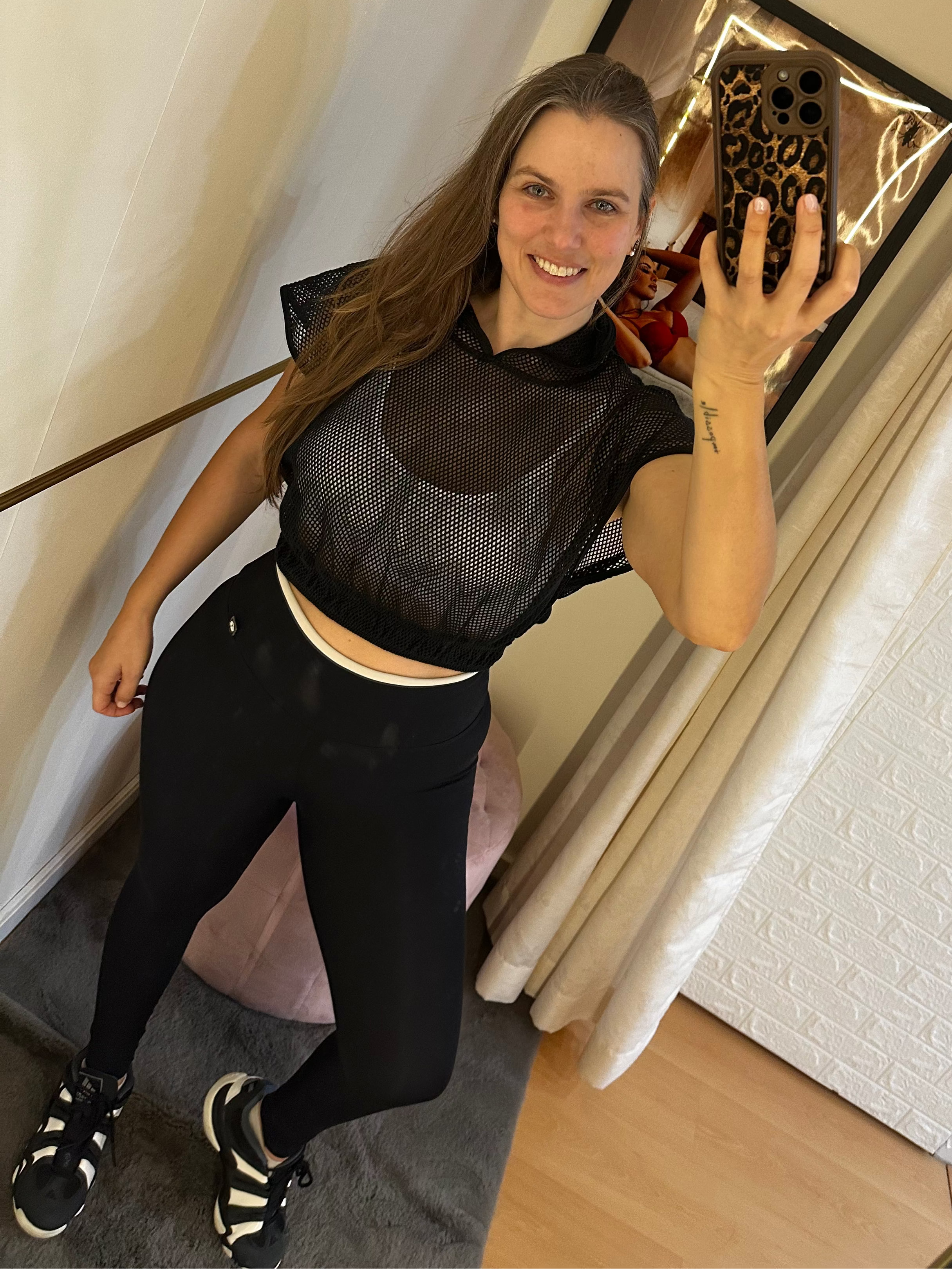 Regata perfurada com capuz preta