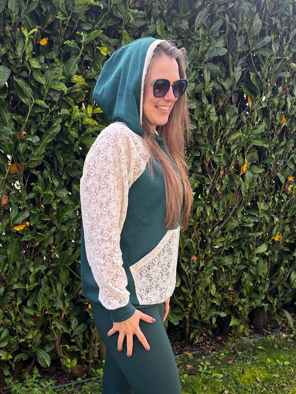 Sweatshirt com capuz verde rendada