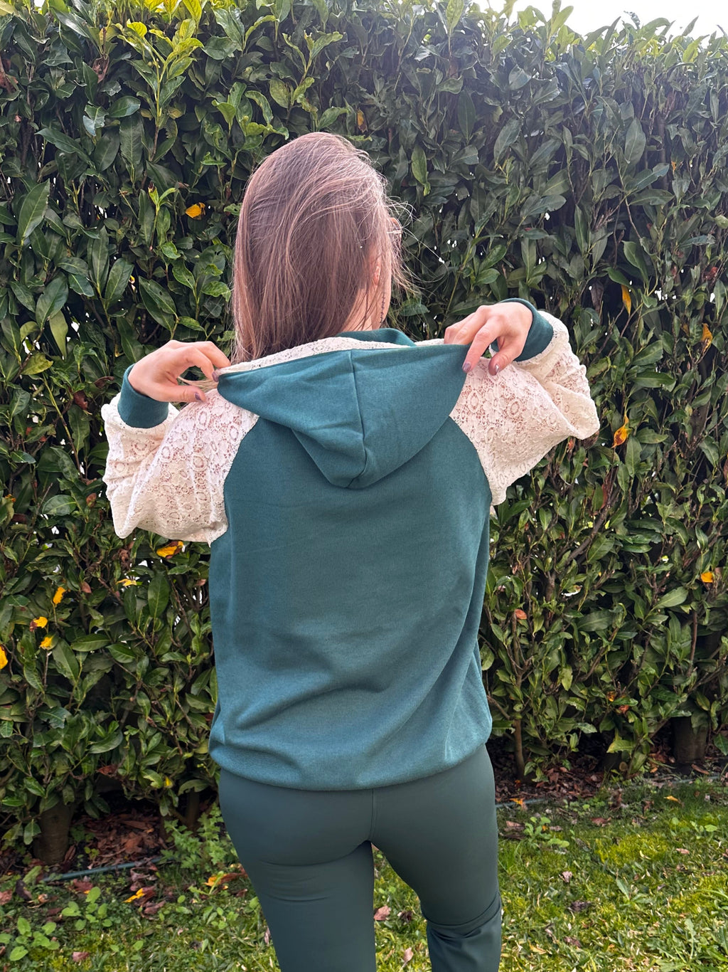 Sweatshirt com capuz verde rendada