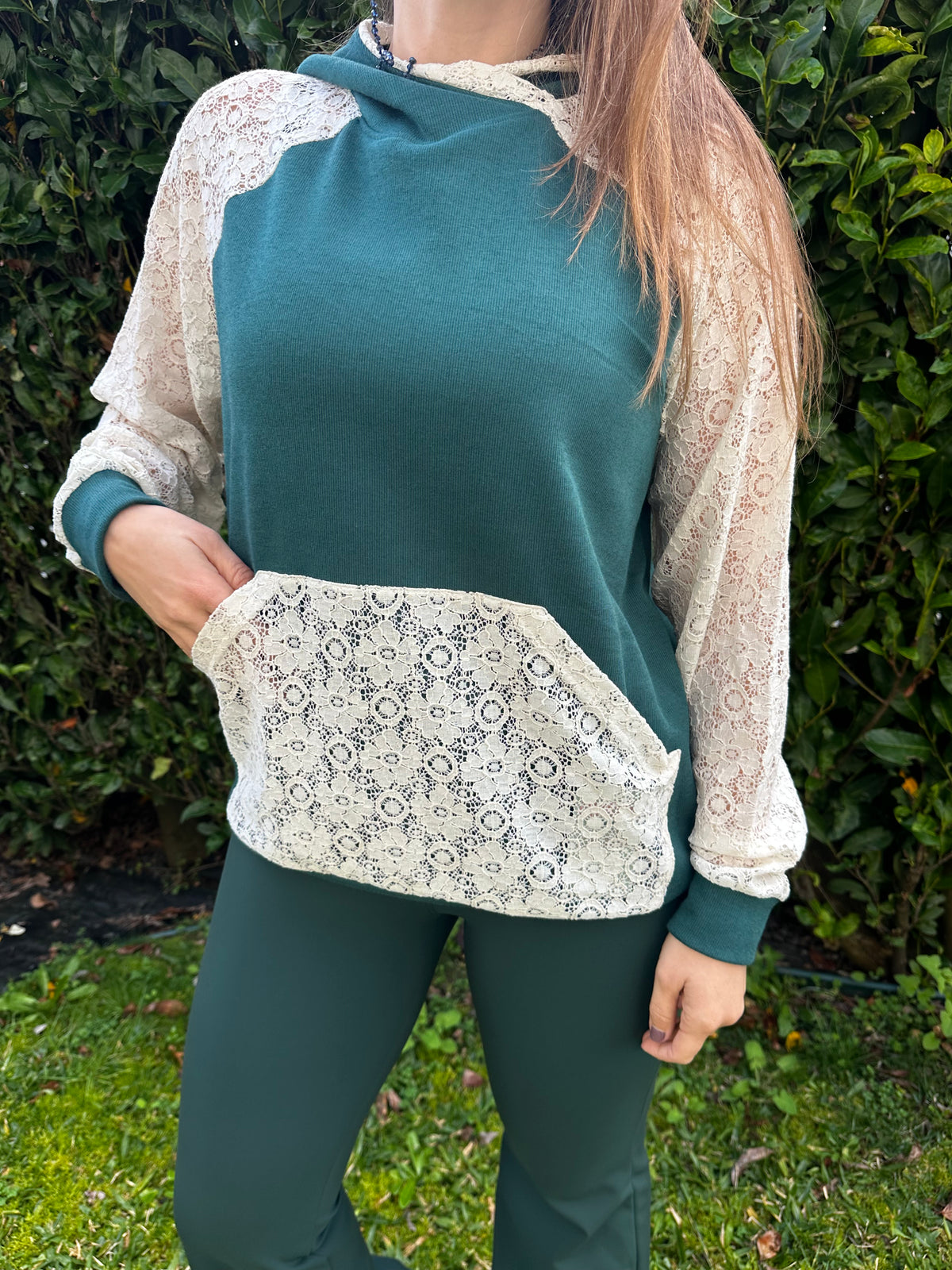 Sweatshirt com capuz verde rendada
