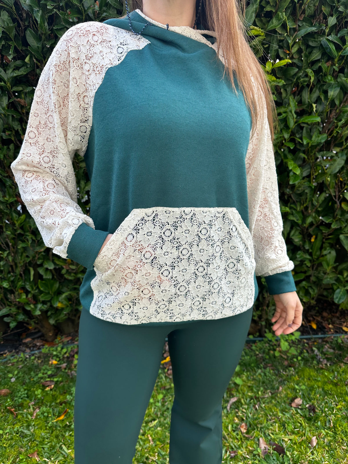 Sweatshirt com capuz verde rendada
