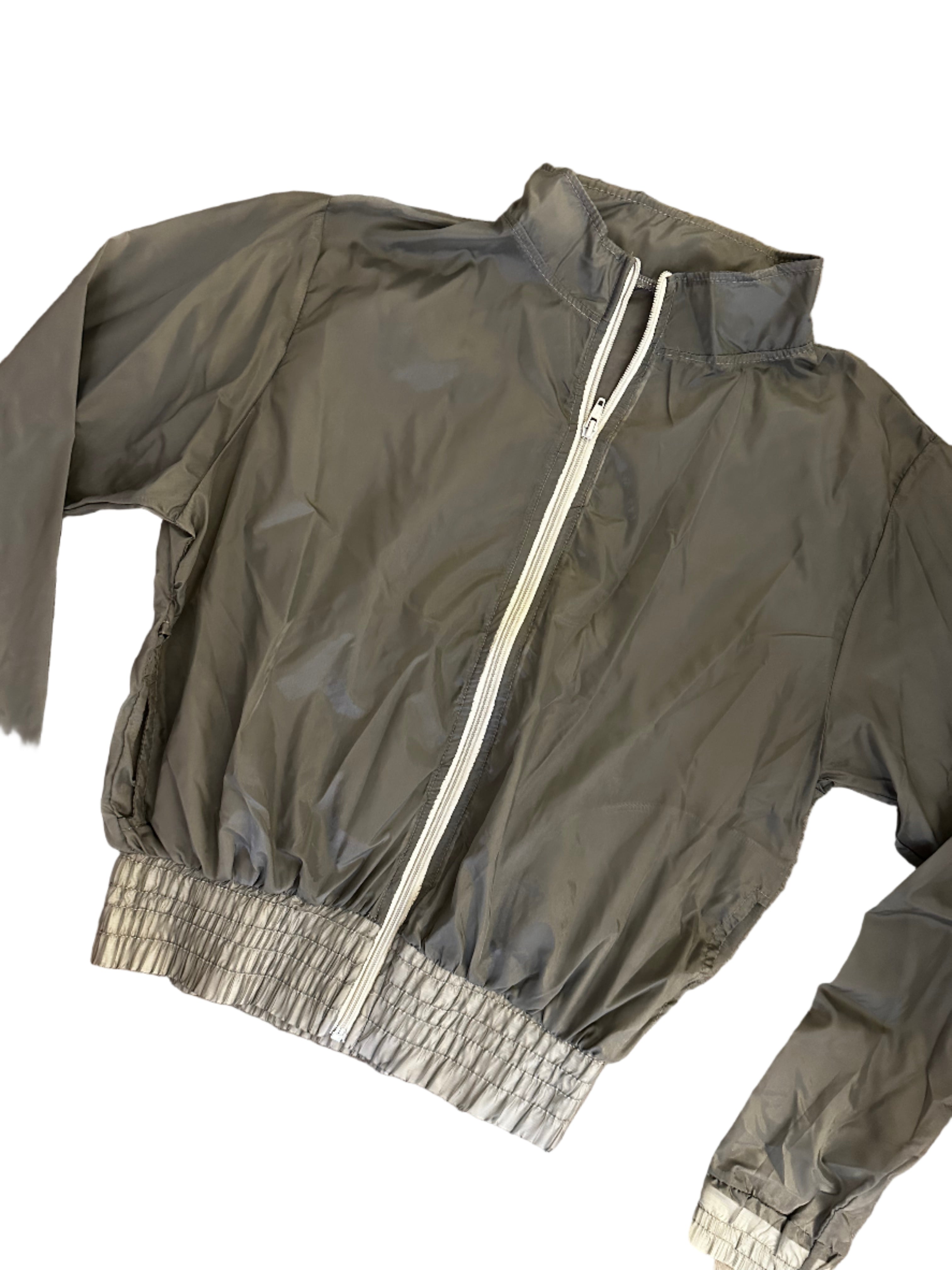 Corta vento cinza transparente