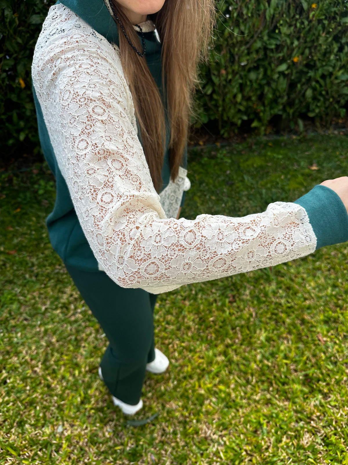 Sweatshirt com capuz verde rendada