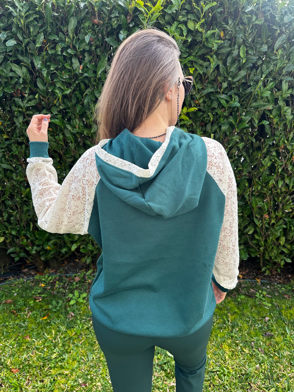 Sweatshirt com capuz verde rendada