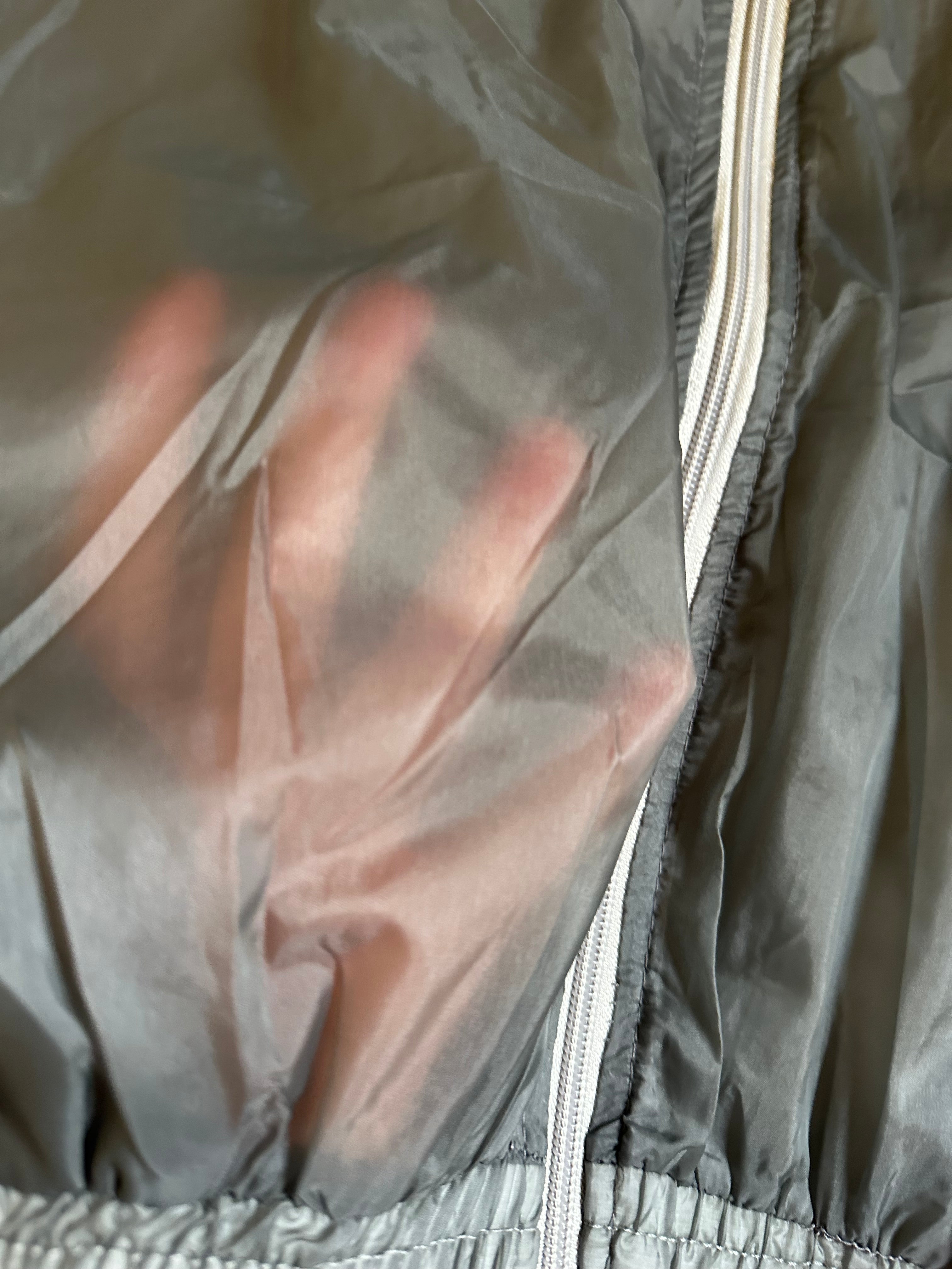 Corta vento cinza transparente