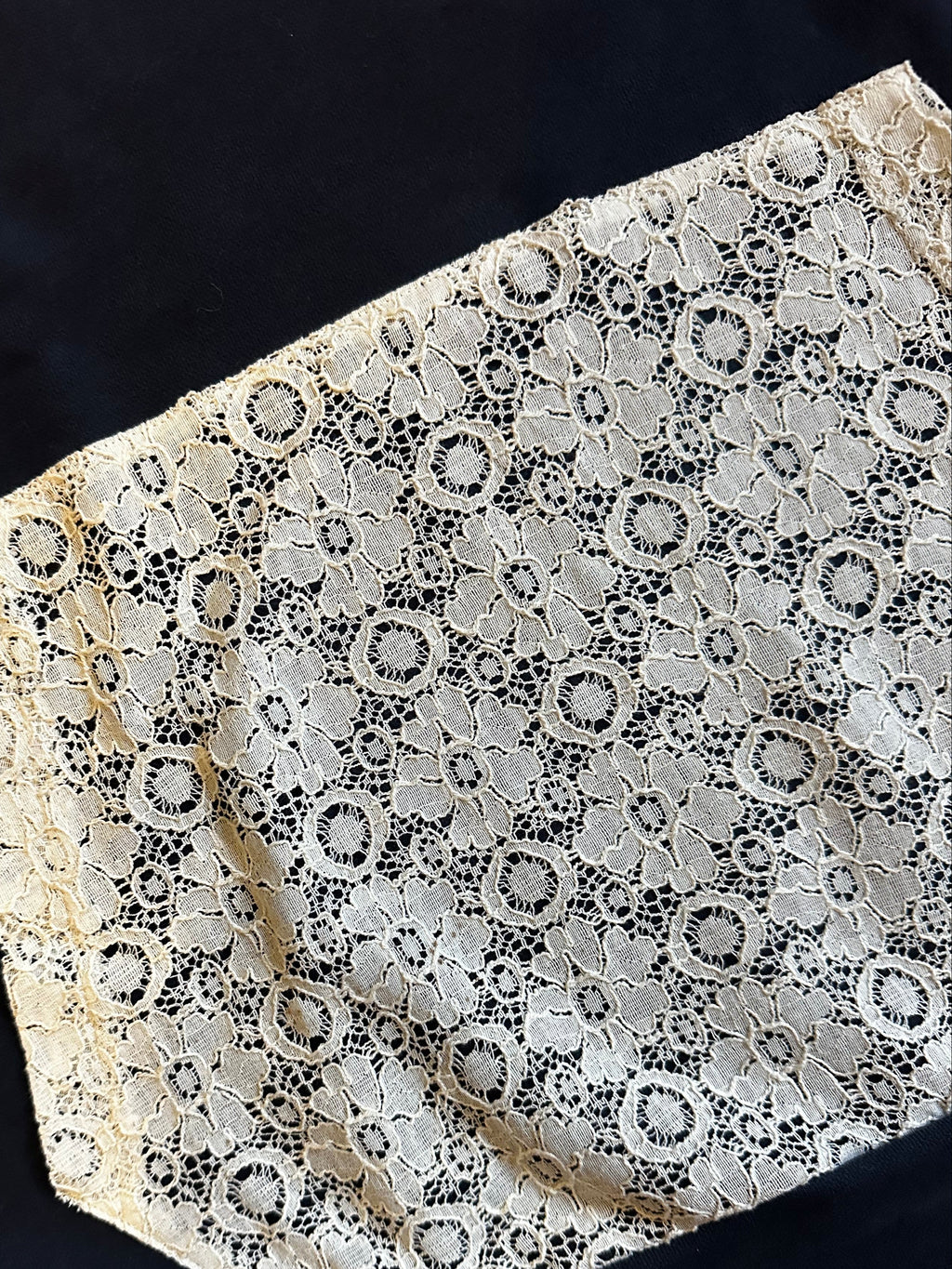 Sweatshirt com capuz azul rendada