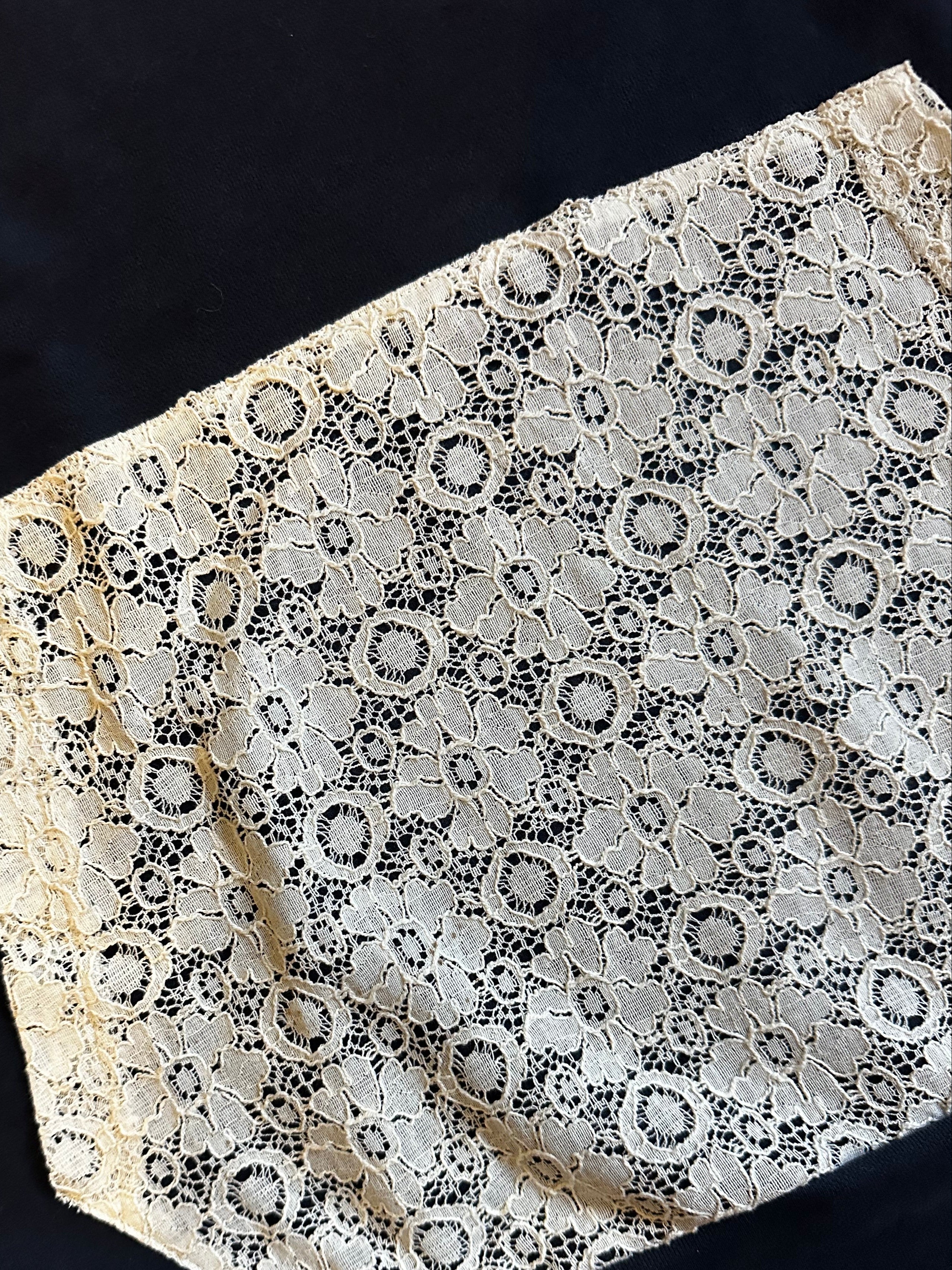 Sweatshirt com capuz azul rendada