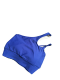 Top azul com copas com alças unilaterais