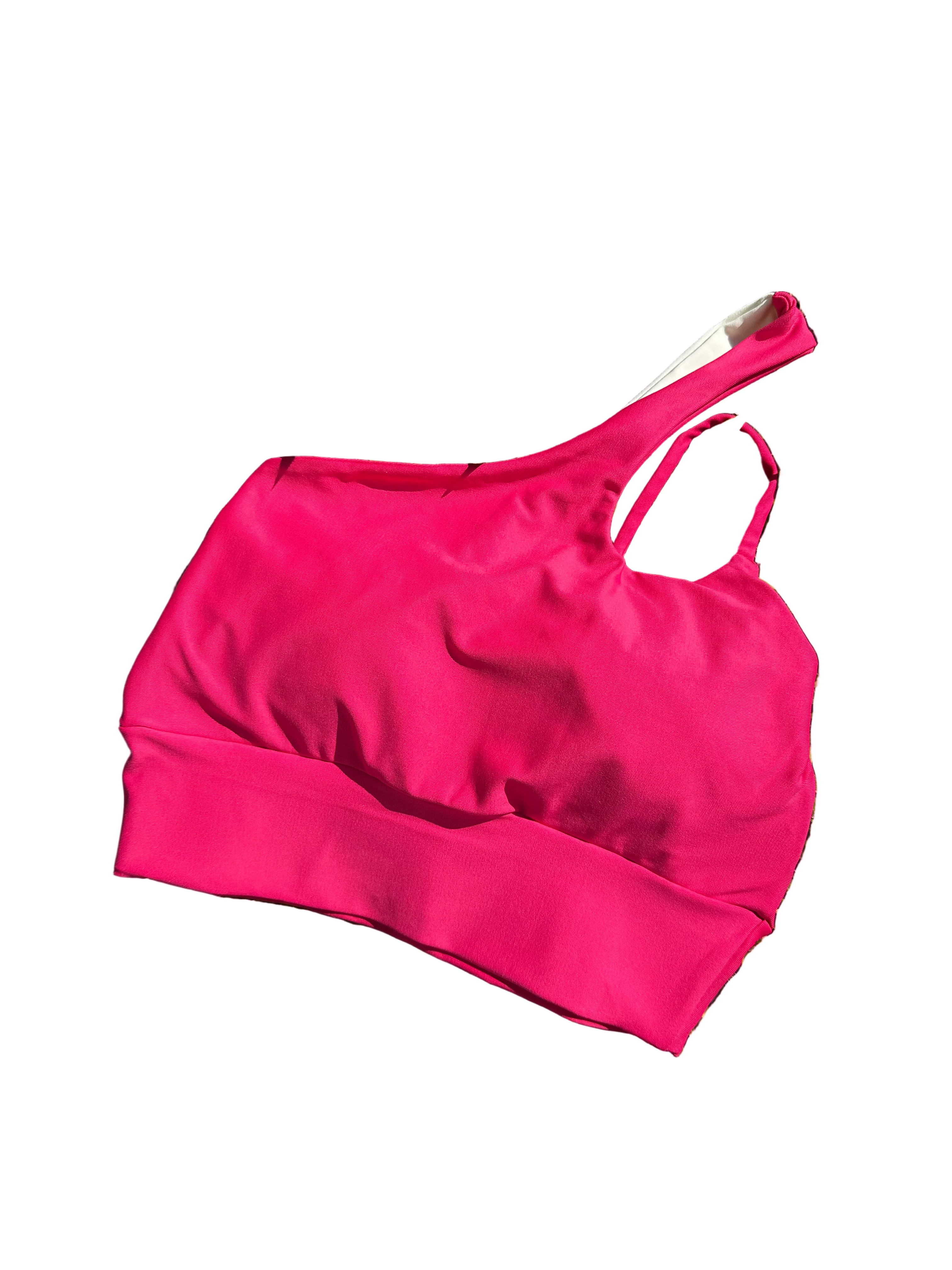 Top rosa com copas com alças unilaterais.